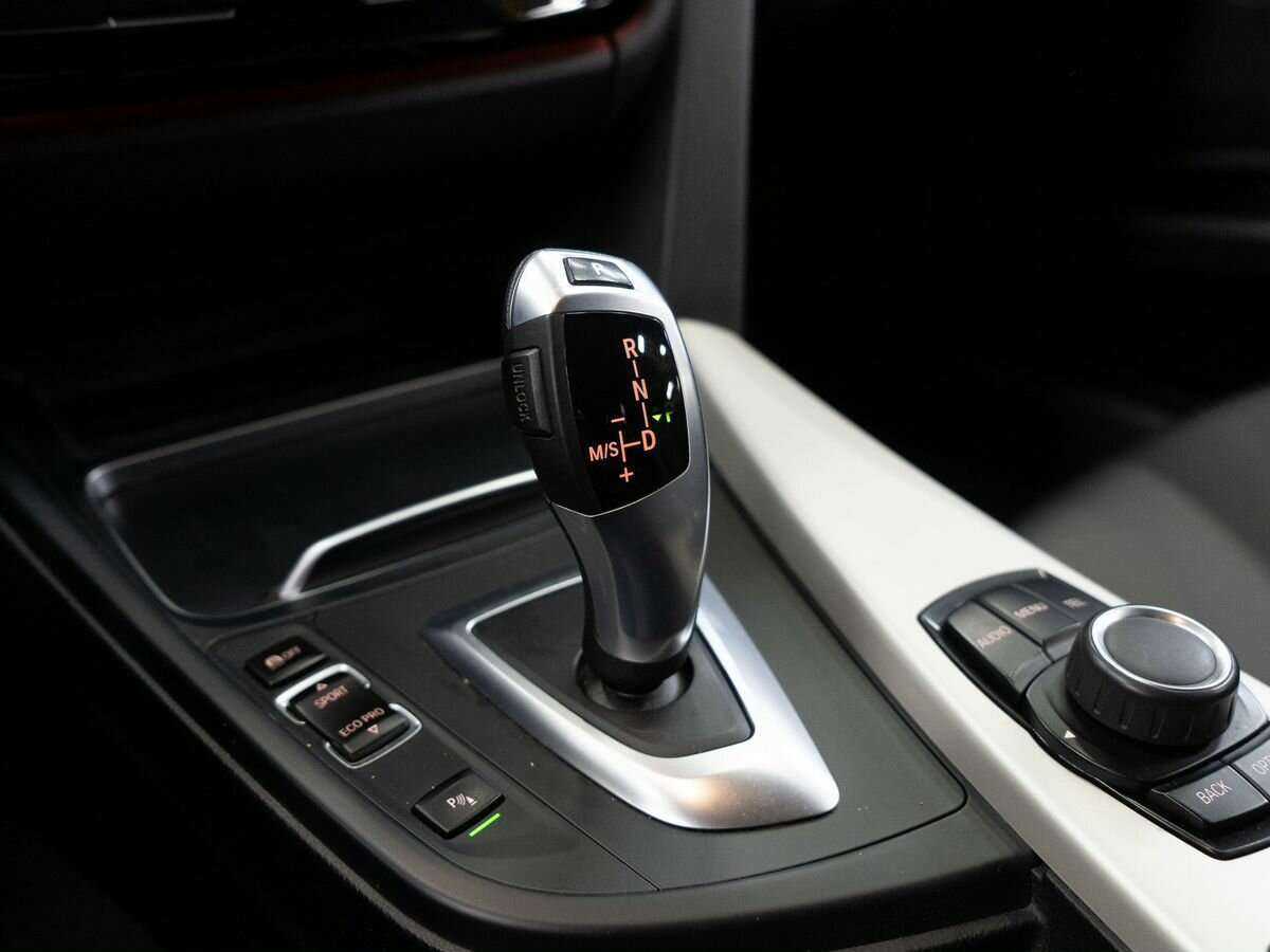 BMW 3 серии 318i, 2015 Фото №13